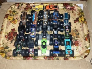 17  Hot-Wheels Monster-Trucks Spin-Master Monster-Jam 1:64 Grave digger 5 Alarm - Bild 1 von 2