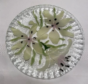Sydenstricker geraffter Rand verschmolzene Glasschale weiß grün Blumen Lilie Design 7 3/4" - Bild 1 von 10