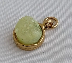 Vintage Yellowish Green Round Druzy Crystal Agate Gold Tone Pendant .5" - Picture 1 of 3