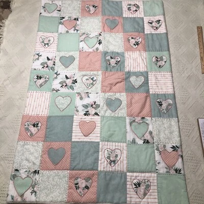 Edredón bebé niñas rosa/verde hecho a mano retazos cuna manta corazones/floral     Foto 1 de 4