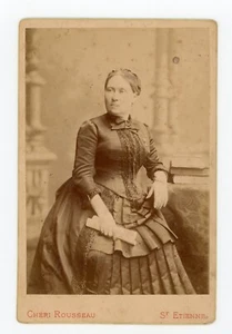PHOTO CABINET vers 1880, une femme pose pour Chéri Rousseau à St Etienne - Picture 1 of 2