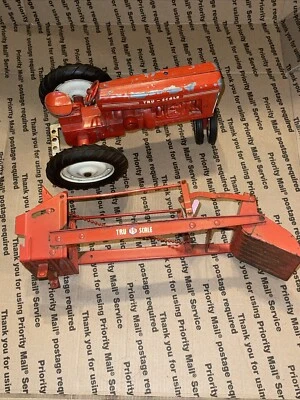 Tractor Carter ESKA Tru-Scale 1:16 401 con cargador frontal mecánico desmontable Foto 1 de 4