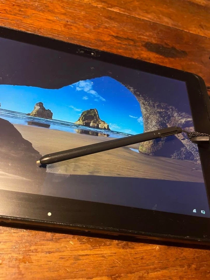 Fujitsu ARROWS Tab Q507PB Atom x5-Z8550 1.44GHz RAM 4GB Storage 64GB Win 10 Pro - Image 1 of 4