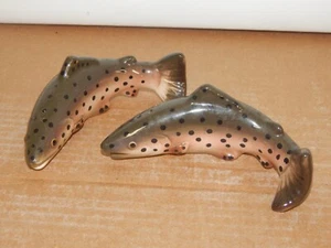 Juego de pares de saleros y pimenteros de colección moteados trucha pescado 5" ¡SIN ASTILLAS! Cabina - Imagen 1 de 3