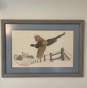 Vintage gerahmte Textil Nadelspitze bestickt Fasan Bauernhaus Wandkunst 25x19 - Bild 1 von 5