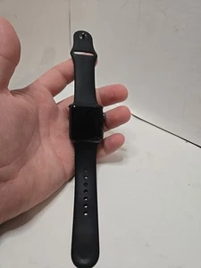 Apple Watch Series 3 38 mm boîtier en aluminium gris sidéral bracelet sport noir cellulaire - Photo 1 sur 3