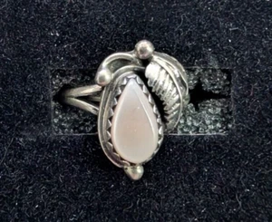 Vintage Navajo Pink Mother of Pearl Teardrop Sterling Silver Leaf Ladies Ring - Picture 1 of 10