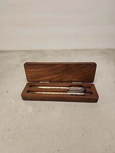 Juego de lápices bolígrafo pluma U5 de colección en estuche de madera dorado con adornos plateados B10 - Imagen 1 de 10