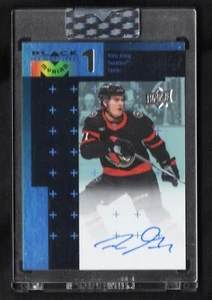 2023-24 Upper Deck Clear Cut Black Diamond Myriad Autograph Ridly Greig - Picture 1 of 2