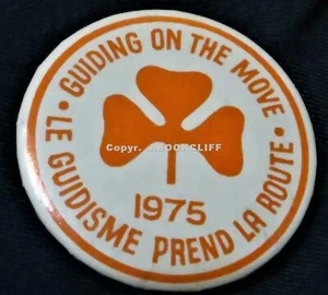 1975 Girl Guides Large Button GUIDING On The MOVE exc - Picture 1 of 4