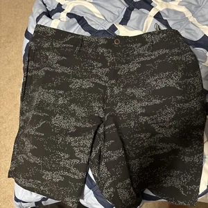 Under Armour UA Men's GOLF DRIVE Storm 10-inch Black Pattern Gray Shorts Sz 38 - Picture 1 of 5