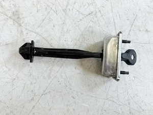 2016 - 2024 CHEVROLET MALIBU REAR RIGHT SIDE DOOR CHECK STRAP STOP STOPPER OEM - Imagen 1 de 7