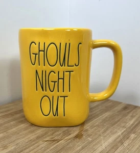 Rae Dunn Artisan gelb "Ghouls Night Out" Halloween Tasse - Bild 1 von 4