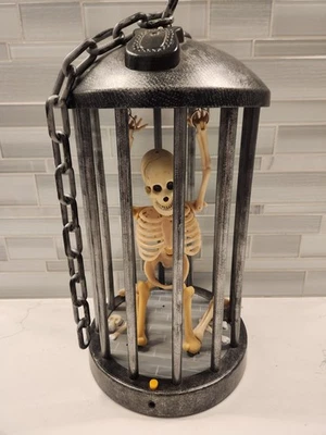 Esqueleto en jaula animado decoración de Halloween luces sonidos movimiento gema Foto 1 de 4