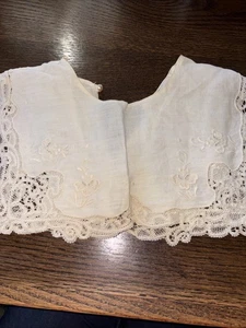 Collare vintage in cotone con accento fondo all'uncinetto con chiusura finta perla - Foto 1 di 5