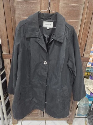 Impermeable negro para mujer Avenue talla 18/20 talla grande abotonada Foto 1 de 4
