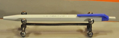 Bolígrafo suizo hexagonal a base de aceite "Caran d'Ache" 825 blanco y azul c. 1979 Foto 1 de 4