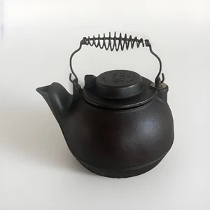 Tetera de hierro fundido Wagner Ware Sydney Ohio con mango de alambre de bobina hecha en EE. UU. - Imagen 1 de 9