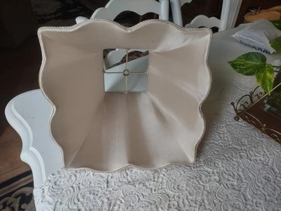 Pantalla de lámpara cuadrada Royal Designs Hollywood Regency festoneada 11" x 12" Foto 1 de 4