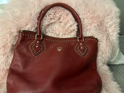 Bolso de Hombro Hobo MCM (Alemania) Rojo Dorado Cuero Tachonado Cremallera Faltan Tachuelas Foto 1 de 4