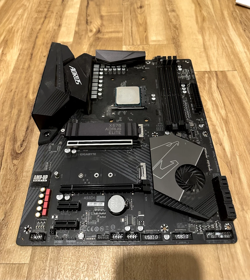GIGABYTE X570 AORUS ELITE, Socket AM4, AMD Motherboard - Mint condition - Image 1 of 1