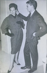 1958 Press Photo Fashion Designer Yves Saint-Laurent inspects his Model's Suit - Picture 1 of 2