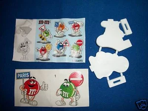 M&M's 2 Kunststoff STRASSENSCHILD Aufkleber Figuren PARIS #1 FRANZÖSISCH Tasche Überraschung M&M - Bild 1 von 2