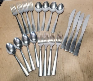 FOUR Place Settings (20 Pieces) Stainless Flatware - Flat Pattern - Picture 1 of 6