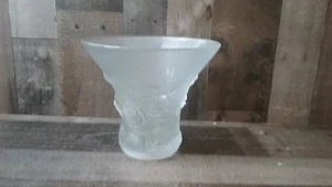 Jarrón acampanado vintage Art Deco de vidrio barroco satinado Josef Inwald Roses 7,5' - Imagen 1 de 6