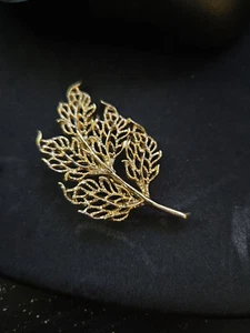 Vintage American Golden Leaf Brooch w/ Gerry's Signature Design 1960's - Picture 1 of 4