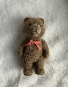 Vintage Kunsthandwerk Miniatur Teddybär verbunden 3,5 Zoll rosa Schleife bernsteinfarbenes Auge - Bild 1 von 7