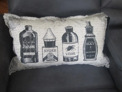 Botellas de boticario de Halloween Cynthia Rowley curiosas tela plateada brillante Foto 1 de 4