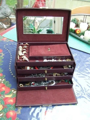 Aus einem Nachlass ist dieser Weinrote Schmuckkoffer mit Modeschmuck - Bild 1 von 4