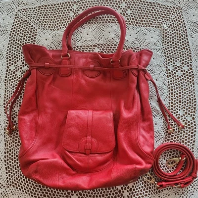 Bolso de mano Isaac Mizrahi de cuero rojo vivo con correa bandolera y pies dorados Foto 1 de 4