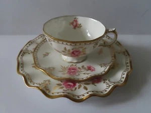 Royal Crown Derby Pinxton Roses Tasse Untertasse & Teller Trio - neuwertig - letzte 2 verfügbar - Bild 1 von 8