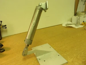 Parker CD40666 Cylinder 250 psi SKCS-01 17 Bar With Mounting Plate - Picture 1 of 4