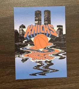 1994-95 NBA Hoops #408 NEW YORK KNICKS Team Art Card NYC Skyline - Picture 1 of 2