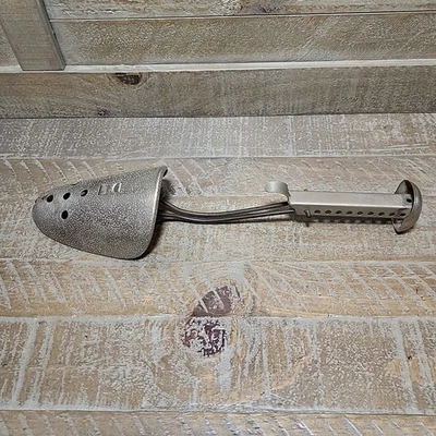 Camilla modeladora ajustable de metal martillado para árbol de zapatos de colección plateada años 50 individual para hombre Foto 1 de 4