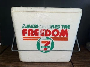 Enfriador de espuma de poliestireno 7-11 años 80 mango de metal “America Likes The Freedom” - Imagen 1 de 7