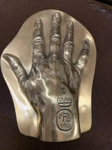 Scultura in bronzo dorato Mano di Salvador Dali 'calco di mano datata 1966 - Foto 1 di 3