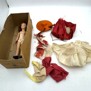 Vintage Kompositionspuppe mit Kleiderpaket und Karton rotes Kleid orange Hut 40er Jahre Ära - Bild 1 von 7
