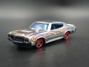 1970 70 BUICK GSX ARGENTO MODELLO DIECAST COLLEZIONABILE IN SCALA 1:64 DIORAMA - Foto 1 di 6