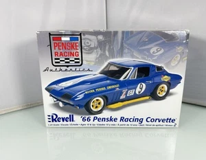 Revell Maßstab 1:24 1966 Penske Racing 427 Chevy Corvette Modellbausatz - NEU komplett - Bild 1 von 11