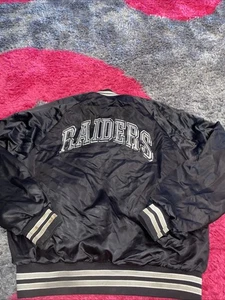 Chaqueta De Colección 1990 LA Raiders NFL Chalkline Satén Estadio Equipo NWA Arco Logo M - Imagen 1 de 10