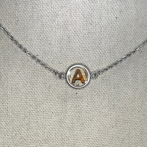 Rustikale antike Buchstabenkette - personalisierte Eleganz mit Vintage Anhänger - Bild 1 von 29