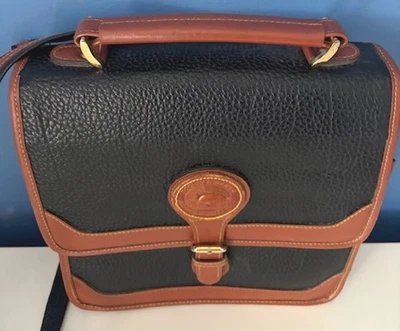 BOLSO BANDOLERA DOONEY & BOURKE TODO CLIMA CUERO GRANULADO SOLAPA FRONTAL Foto 1 de 4