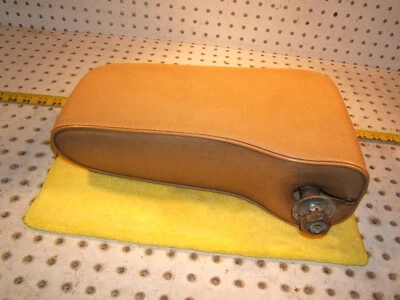 Mercedes Original OEM 82-85 W123 Delantero Central PALOMINO Vinilo Tex 1 Apoyabrazos, Tipo 2 Foto 1 de 4