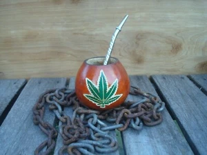 Mate Calabaza Argentino - Calabaza + Imagen Hoja de Cannabis + Pajita + Cuchara BONUS - Imagen 1 de 2