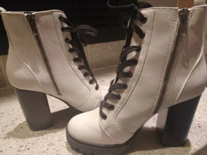 NEW! Steve Madden LAURIE White Leather Closed Toe Ankle Boots  Size 7.5  - Picture 1 of 5