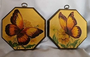  2er Set Vintage 70er Jahre Ochseck Holz handbemalt Schmetterling Plaketten Künstler signiert  - Bild 1 von 7